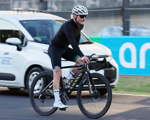 ホームストレートを自転車で駆け抜けるキャデラックのボッタス（撮影・宮崎幸一）