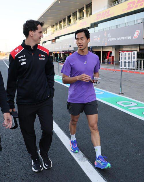 ピットロードを歩くハースF1の平川亮（撮影・宮崎幸一）