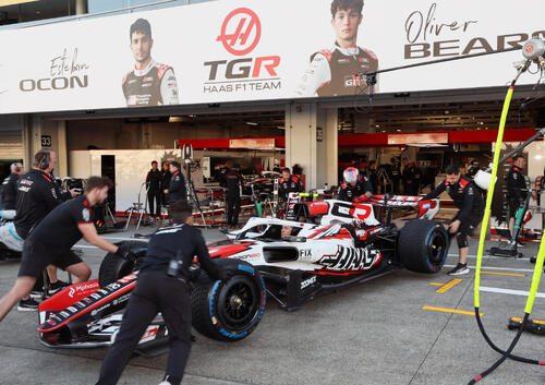 ゴジラが火炎を吹く日本GP限定カラーのハースF1（撮影・宮崎幸一）