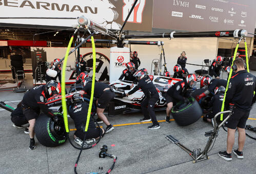 日本GP限定ゴジラコラボカラーのマシンを組み上げタイヤ交換練習を行うハースF1（撮影・宮崎幸一）