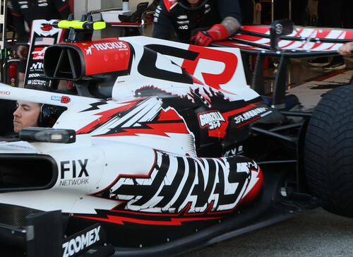 ゴジラが火炎を吹く日本GP限定カラーのハースF1（撮影・宮崎幸一）