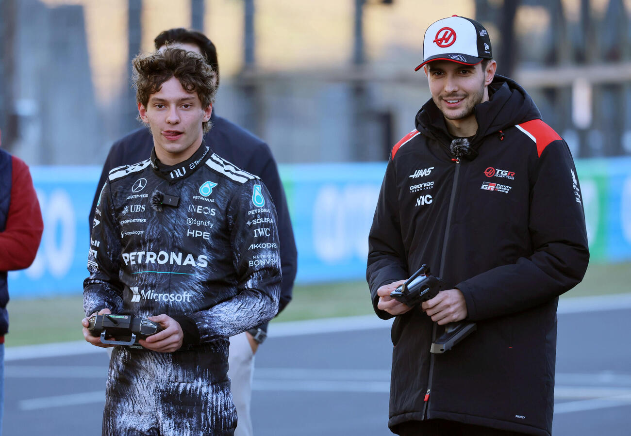 ホームストレートでラジコン対決する、メルセデスのアントネッリ（左）とハースF1のオコン（撮影・宮崎幸一）