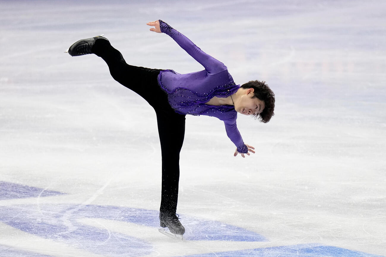 SPの演技を披露する佐藤駿（AP)