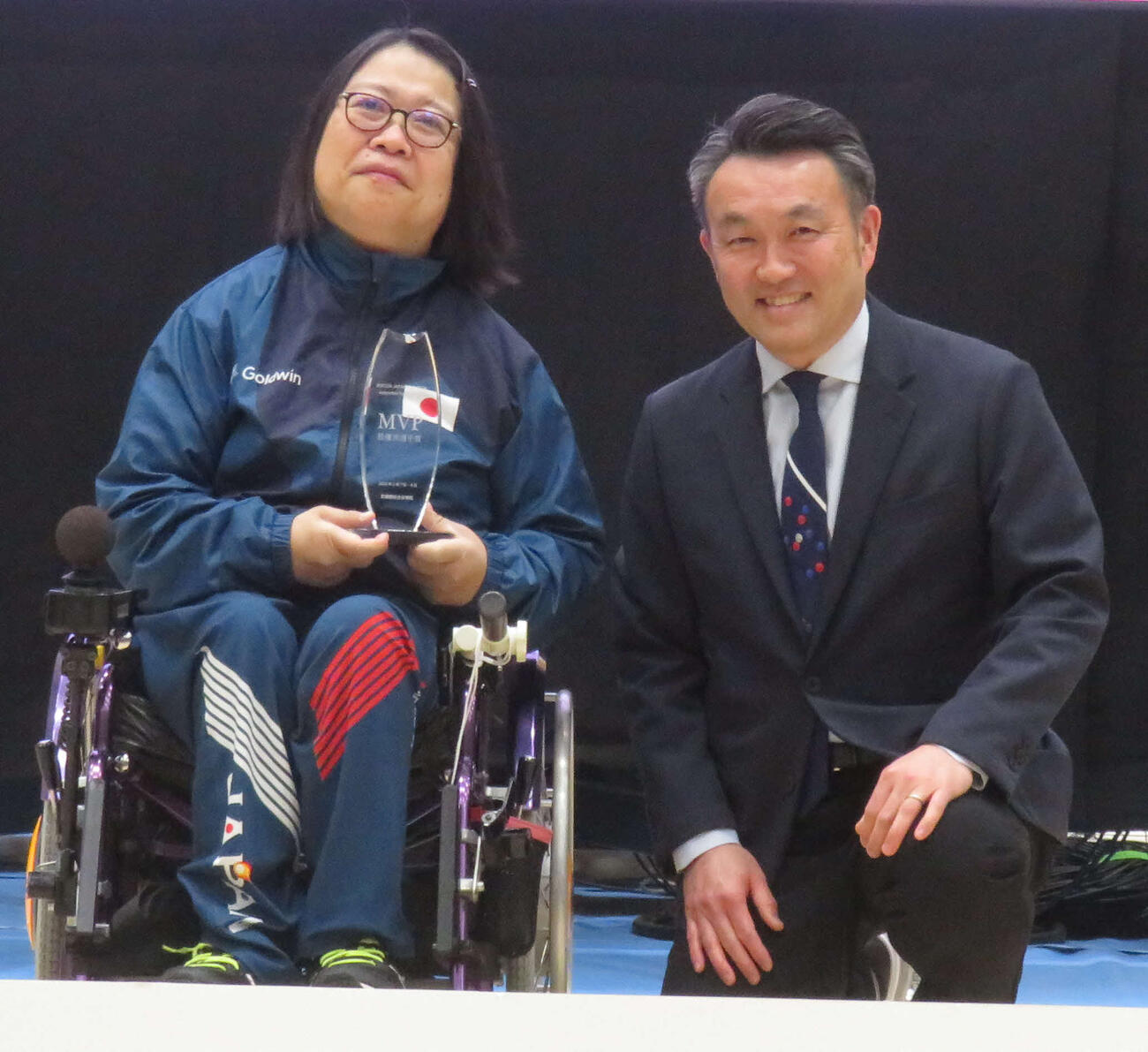 MVPの蛯沢選手（左）と日本ボッチャ協会・秋葉将秀理事