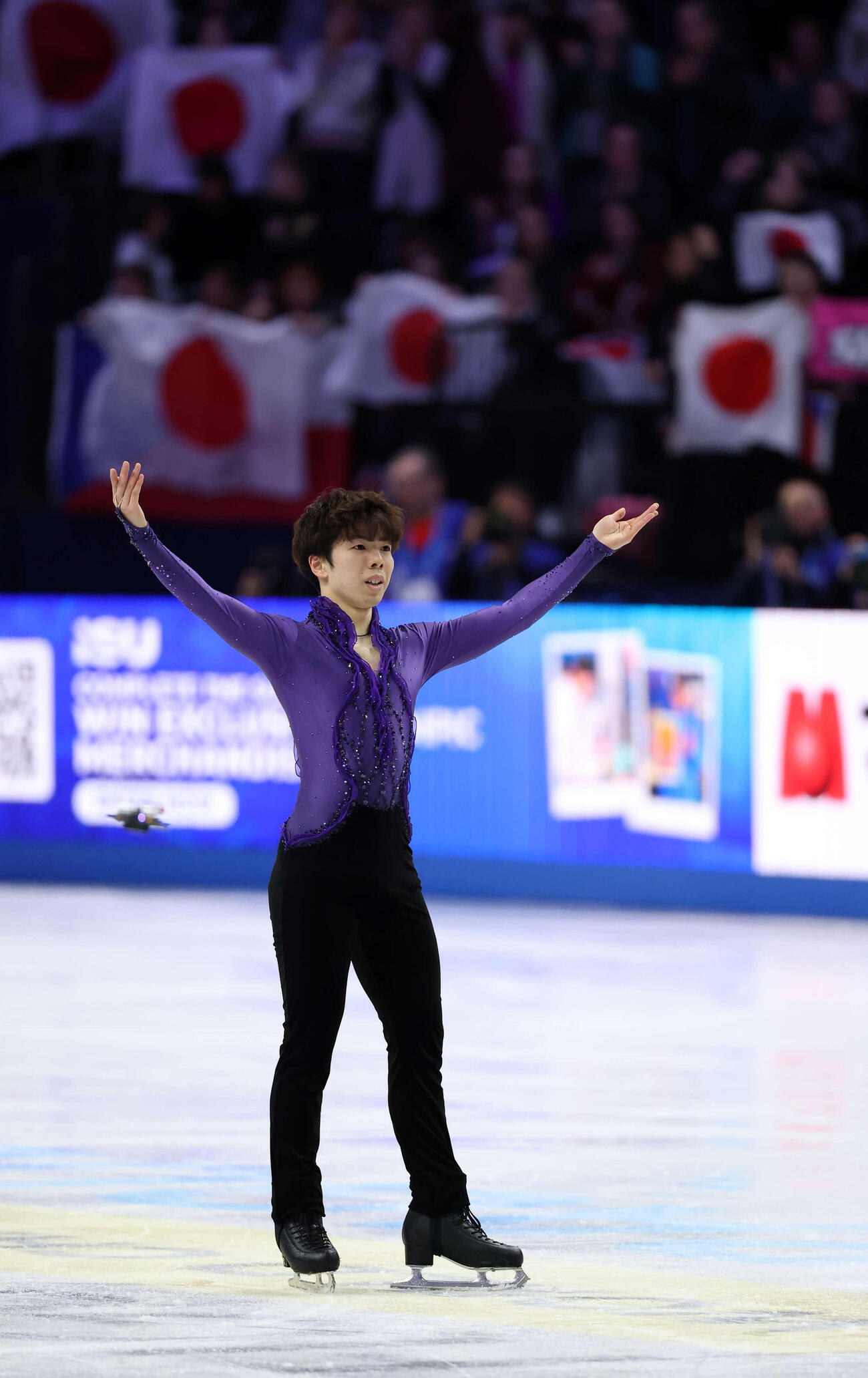 フィギュア世界選手権　男子SPの演技を終えて歓声に応える佐藤駿（撮影・PNP）＝2026年3月26日