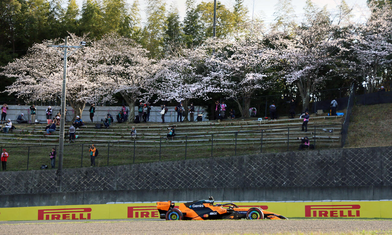 フリープラクティス2で最速タイムを出したマクラーレンのピアストリは桜の木の下を快走する（撮影・宮崎幸一）