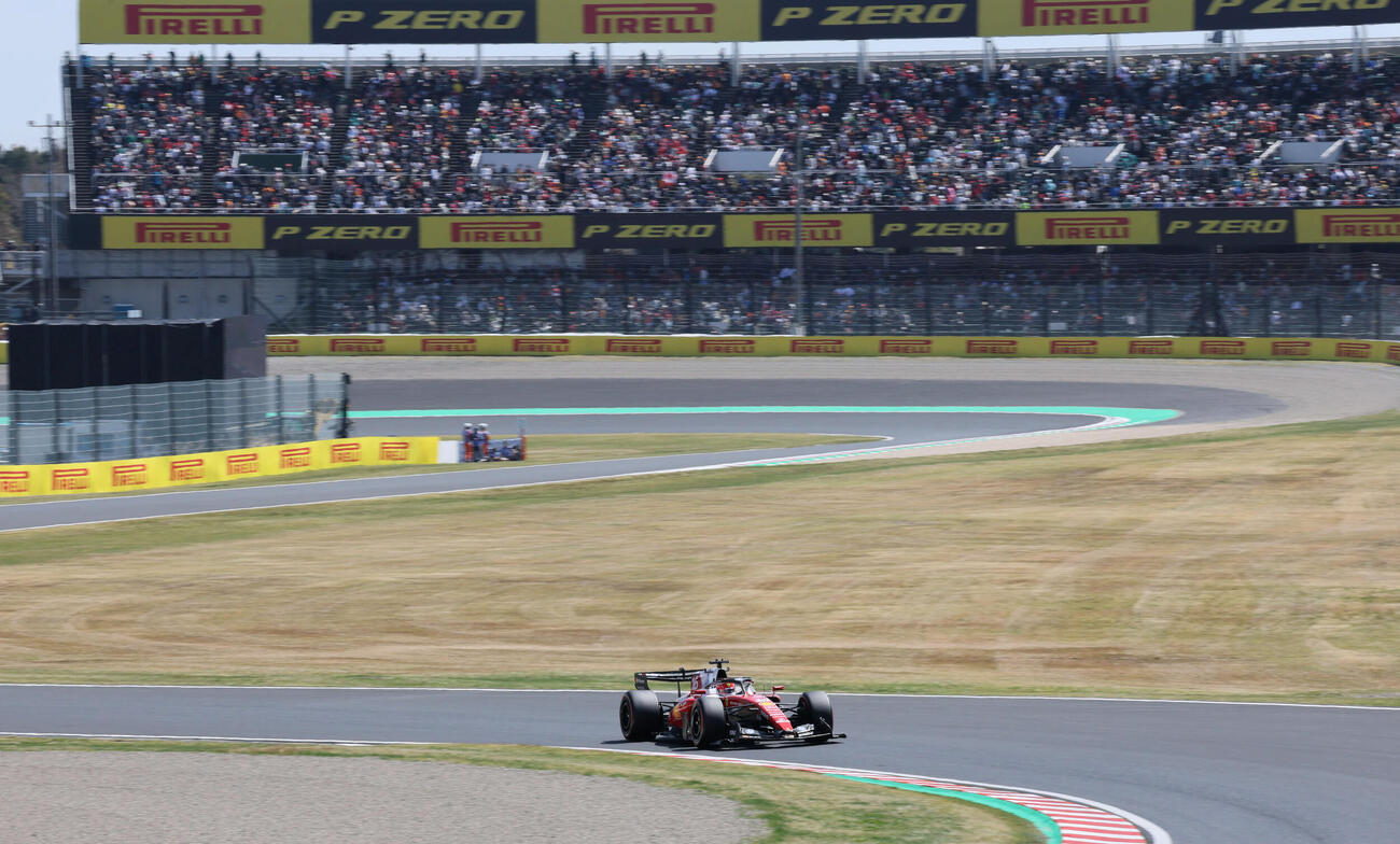 FP1からファンで埋まった1～2コーナースタンド（撮影・宮崎幸一）