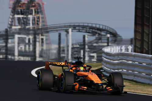 フリープラクティス2で最速タイムを出したマクラーレンのピアストリはジェットコースターをバックに快走する（撮影・宮崎幸一）