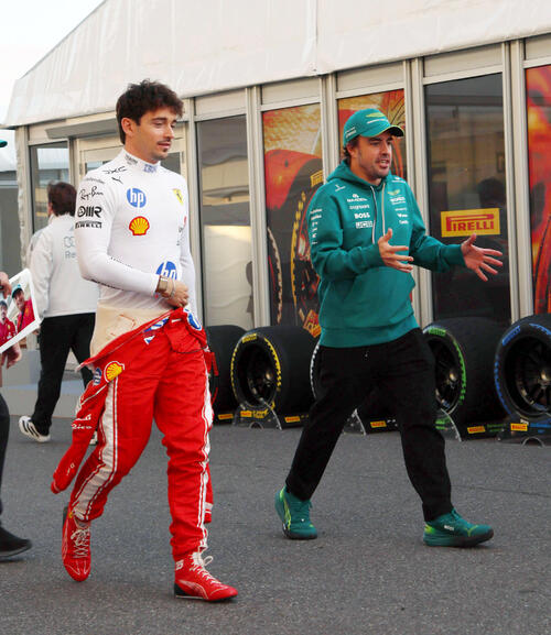 フェラーリのルクレール（左）と歩くアストンマーティンホンダのアロンソ（撮影・宮崎幸一）
