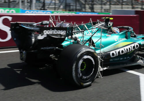 FP1に出走したアストンマーティンホンダのクロフォードは、後輪の前に空力測定器を装着する（撮影・宮崎幸一）