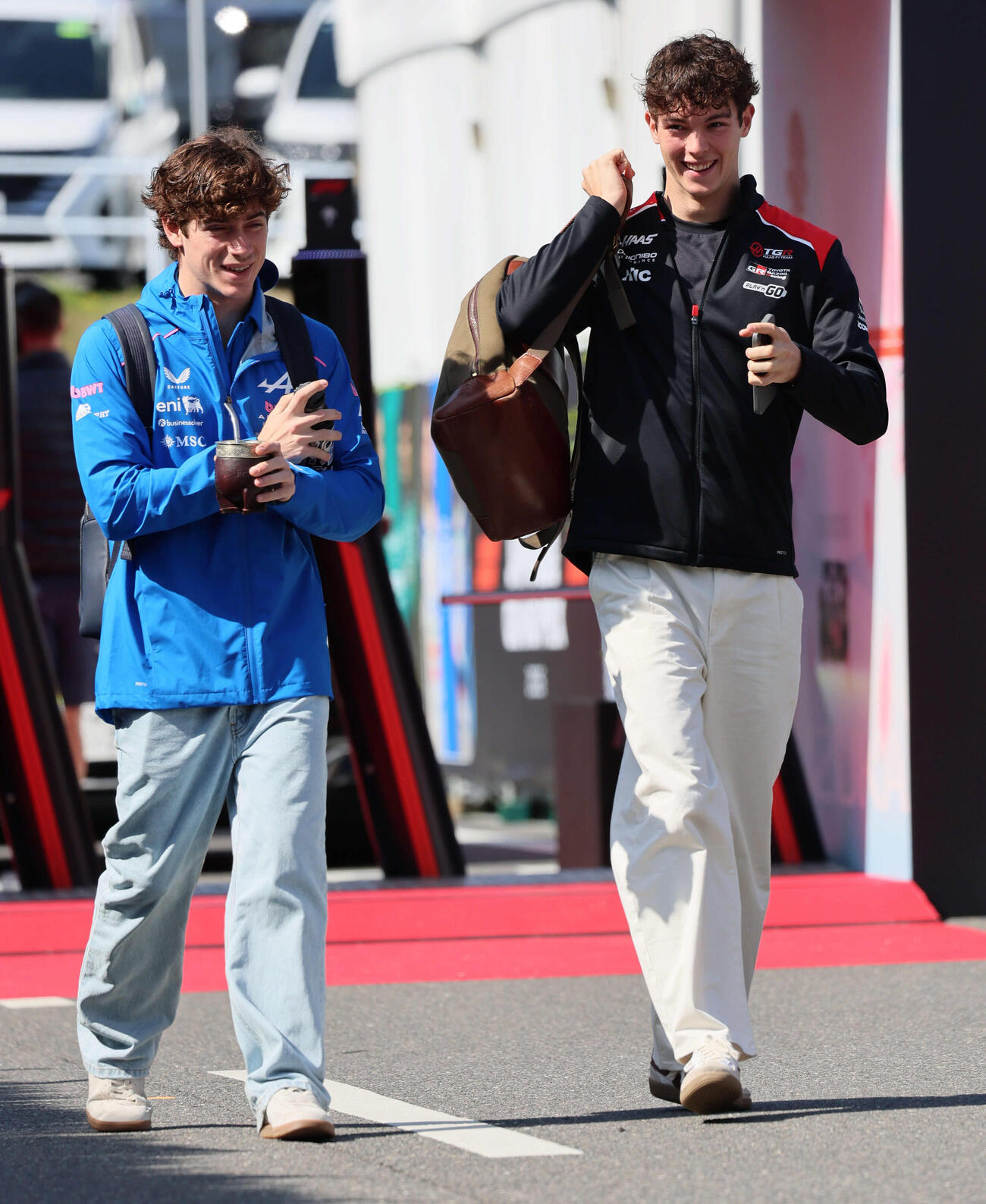 サーキット入りするアルピーヌのコラピント（左）とハースF1のベアマン（撮影・宮崎幸一）