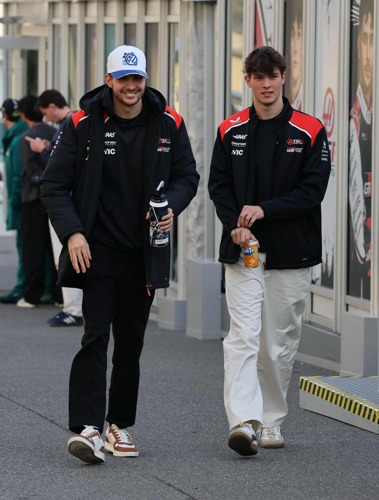パドックを歩くハースF1のオコン（左）とベアマン（撮影・宮崎幸一）