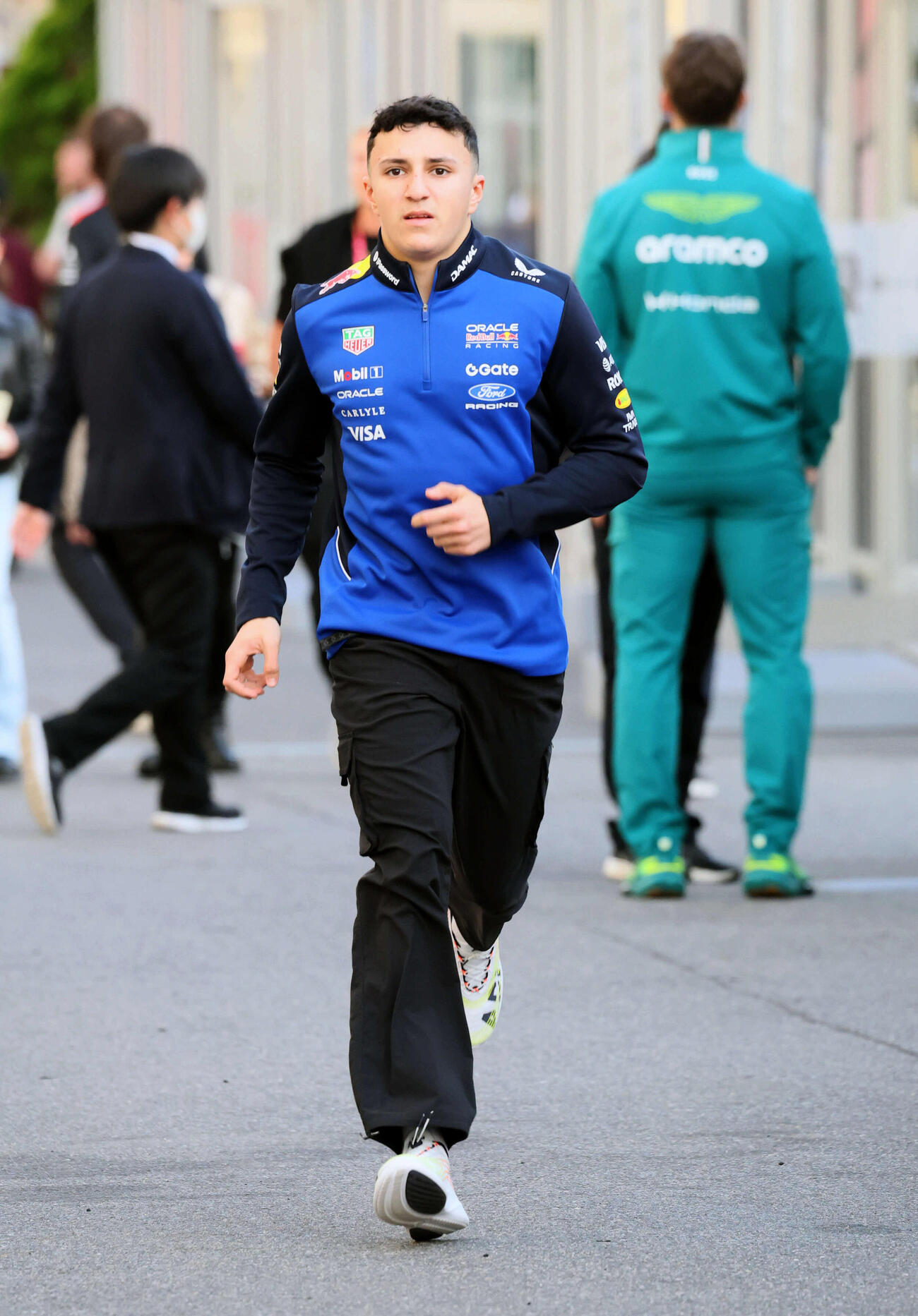 パドックを走るレッドブルのハジャー（撮影・宮崎幸一）