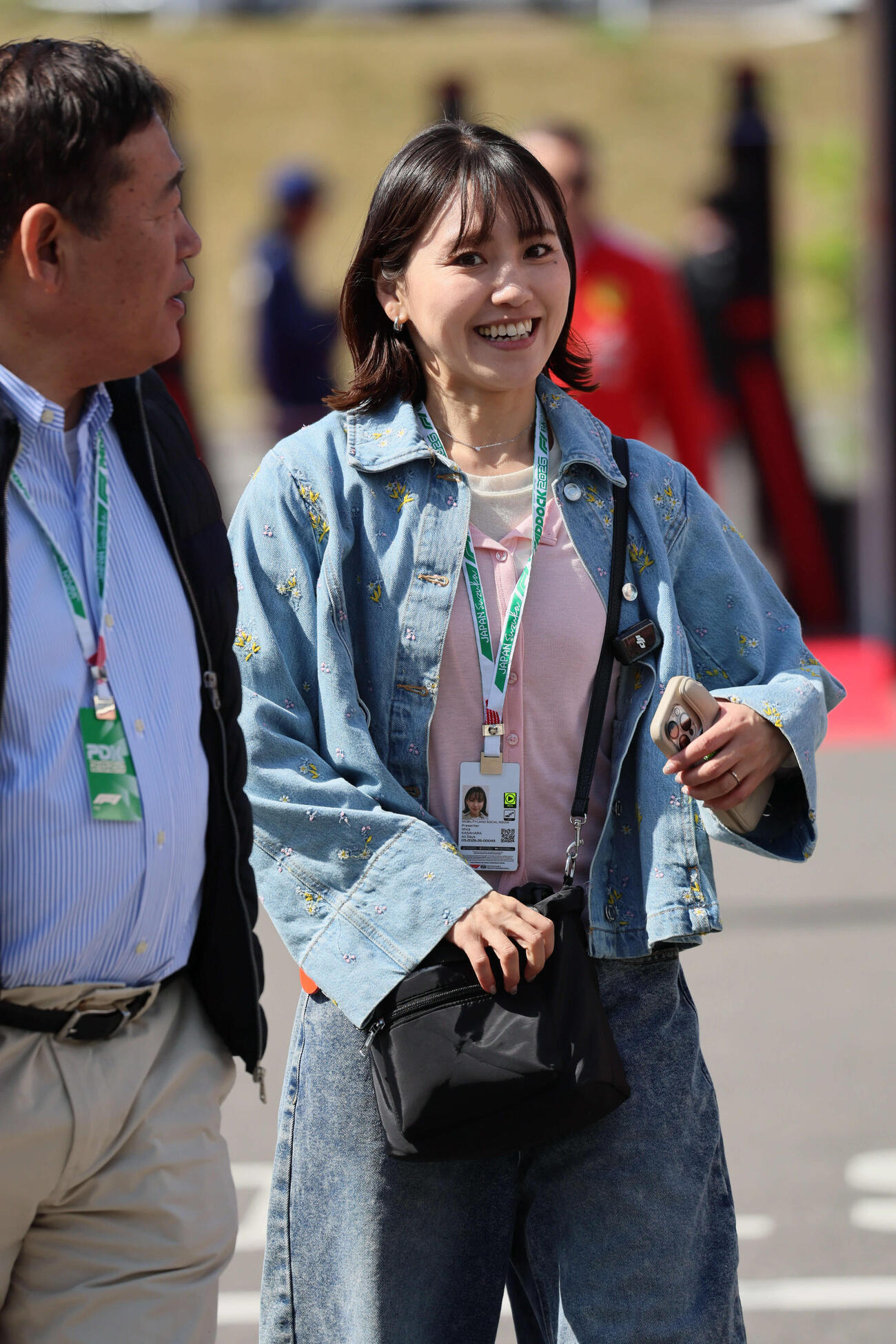 パドックで笑顔を見せるスーパーフォーミュラアンバサダーの笠原美香（撮影・宮崎幸一）