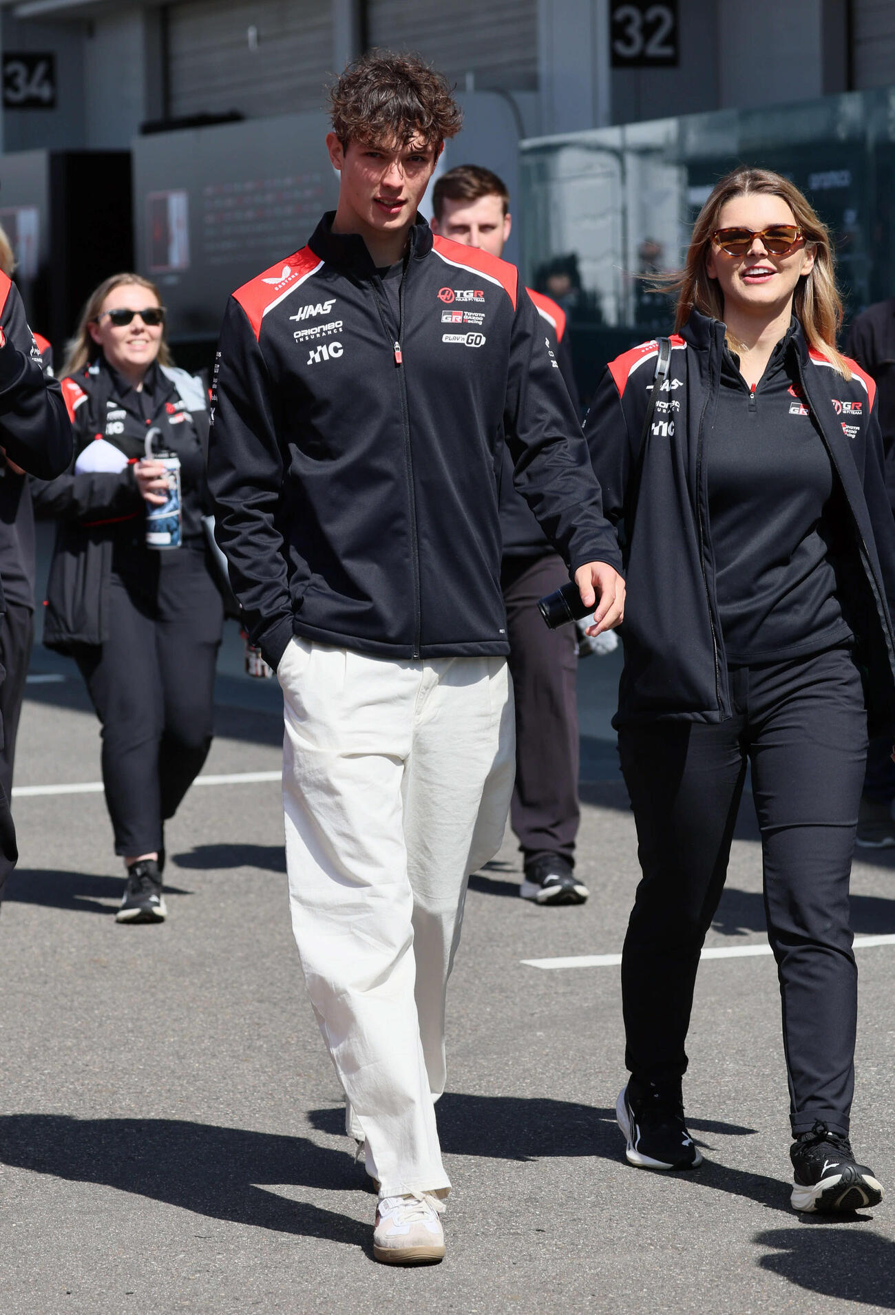 パドックを歩くハースF1のベアマン（撮影・宮崎幸一）