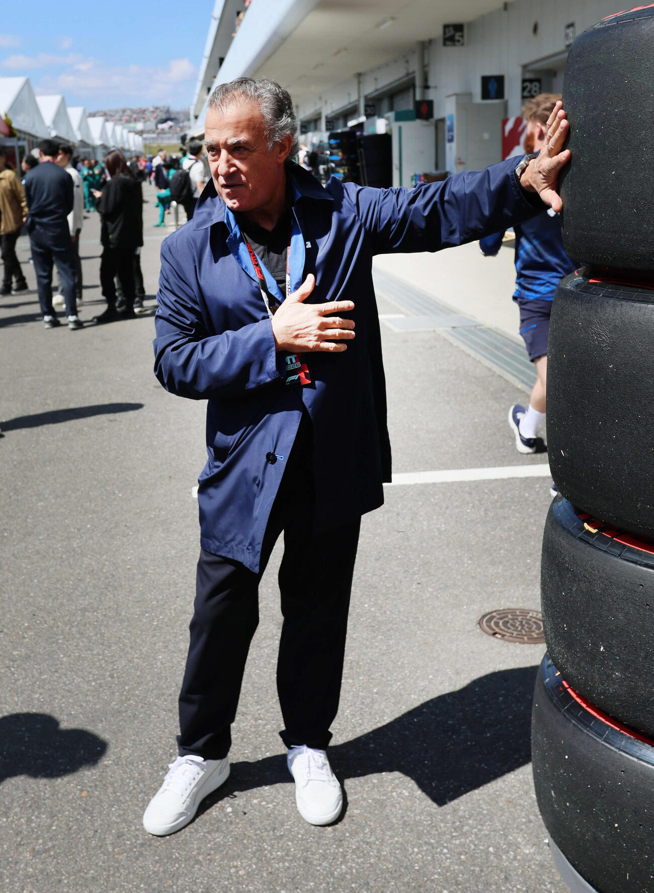 パドックでタイヤに触るジャン・アレジ（撮影・宮崎幸一）