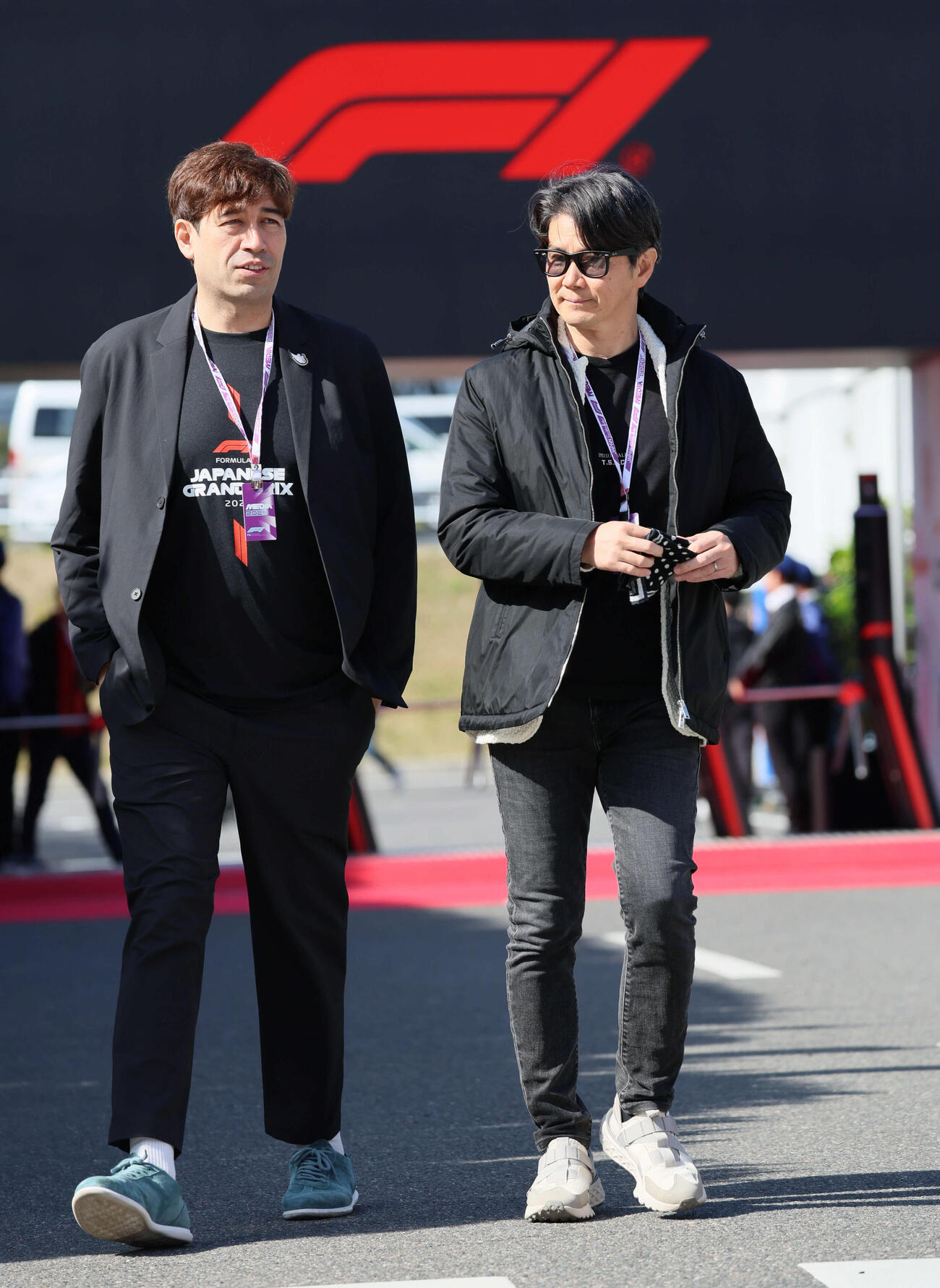 F1解説を務める実況・ラジオDJのサッシャ（左）と中野信治（撮影・宮崎幸一）