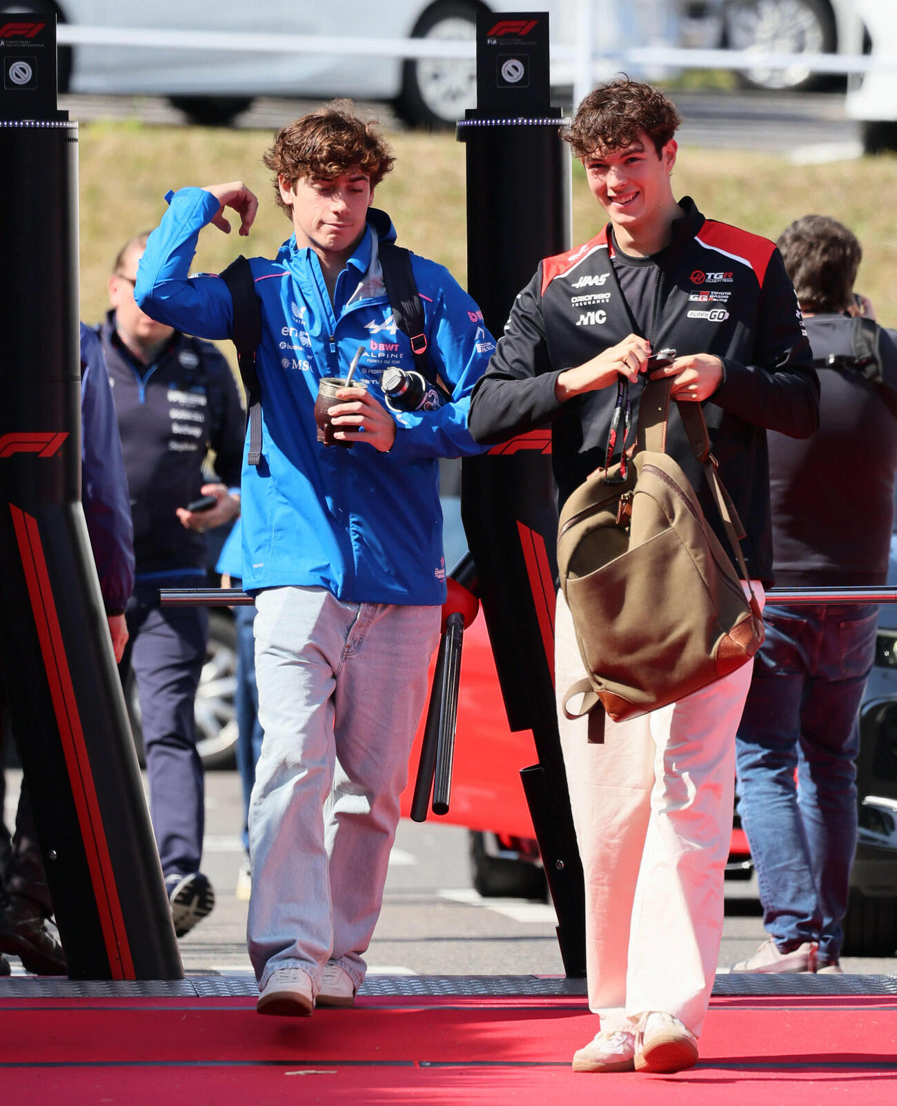 サーキット入りするアルピーヌのコラピント（左）とハースF1のベアマン（撮影・宮崎幸一）