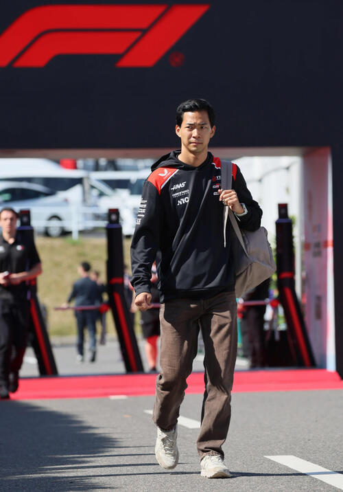 サーキット入りするハースF1の平川亮（（撮影・宮崎幸一）