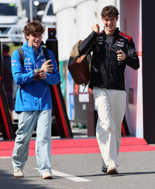 サーキット入りするアルピーヌのコラピント（左）とハースF1のベアマン（撮影・宮崎幸一）