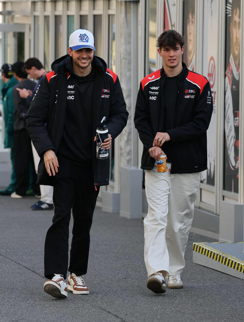 パドックを歩くハースF1のオコン（左）とベアマン（撮影・宮崎幸一）