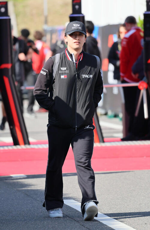 サーキット入りするハースF1の周冠宇（ジョウ・グアンユー）（撮影・宮崎幸一）