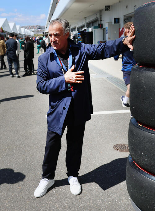 パドックでタイヤに触るジャン・アレジ（撮影・宮崎幸一）