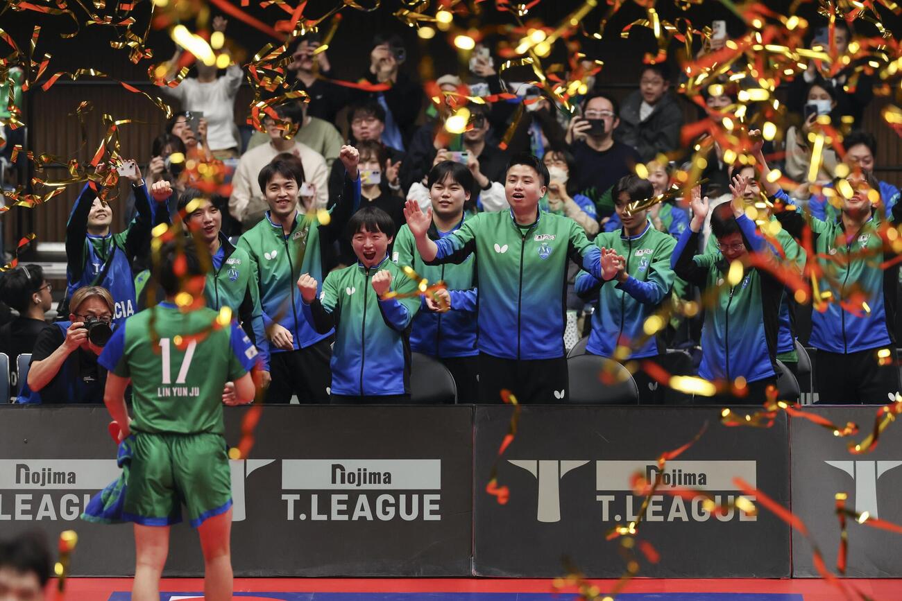 金沢を破り、優勝を喜ぶ林昀儒（17）ら東京の選手たち＝代々木第二体育館(共同)