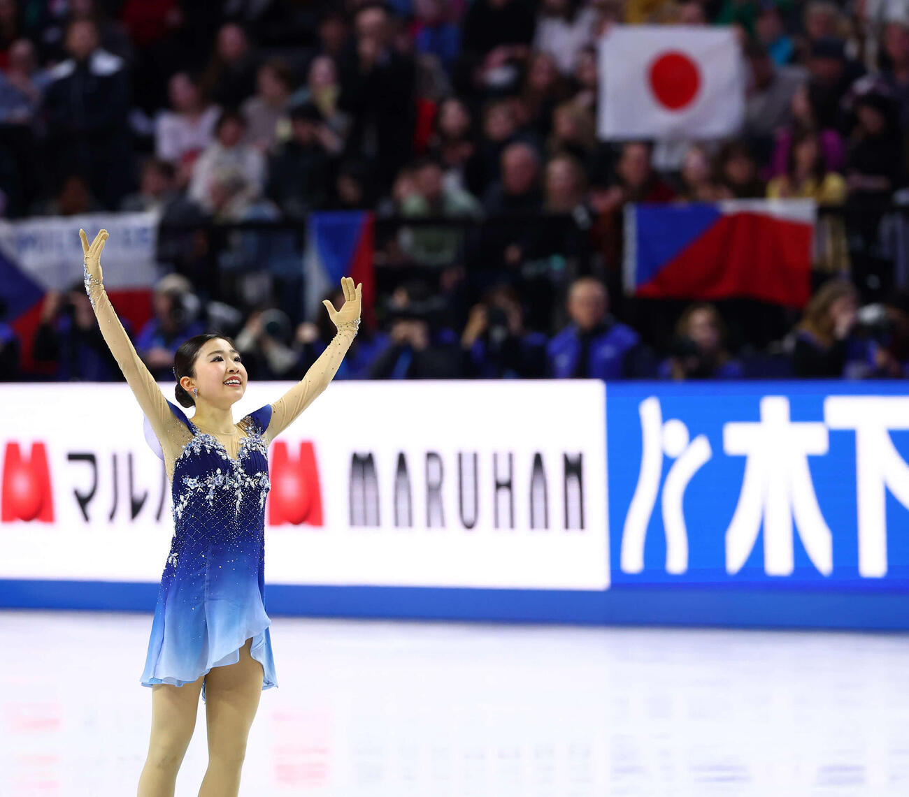 フィギュア世界選手権　女子フリーの演技を終えて声援に応える千葉百音（撮影・PNP）