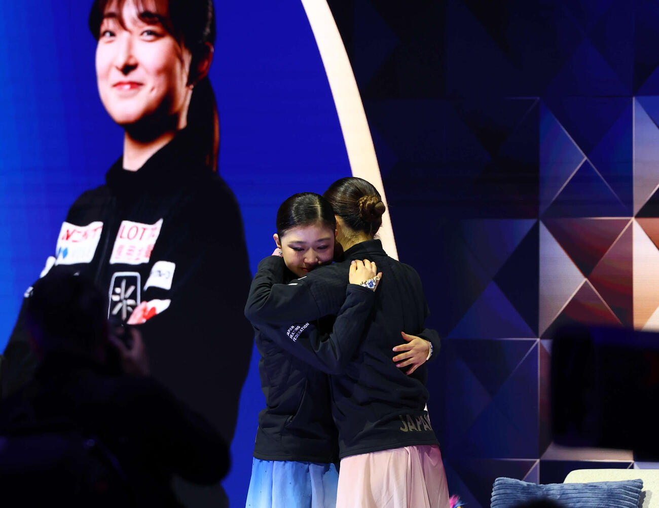 フィギュア世界選手権　女子フリーの演技を終えた坂本花織（右）と抱き合う千葉百音（撮影・PNP）