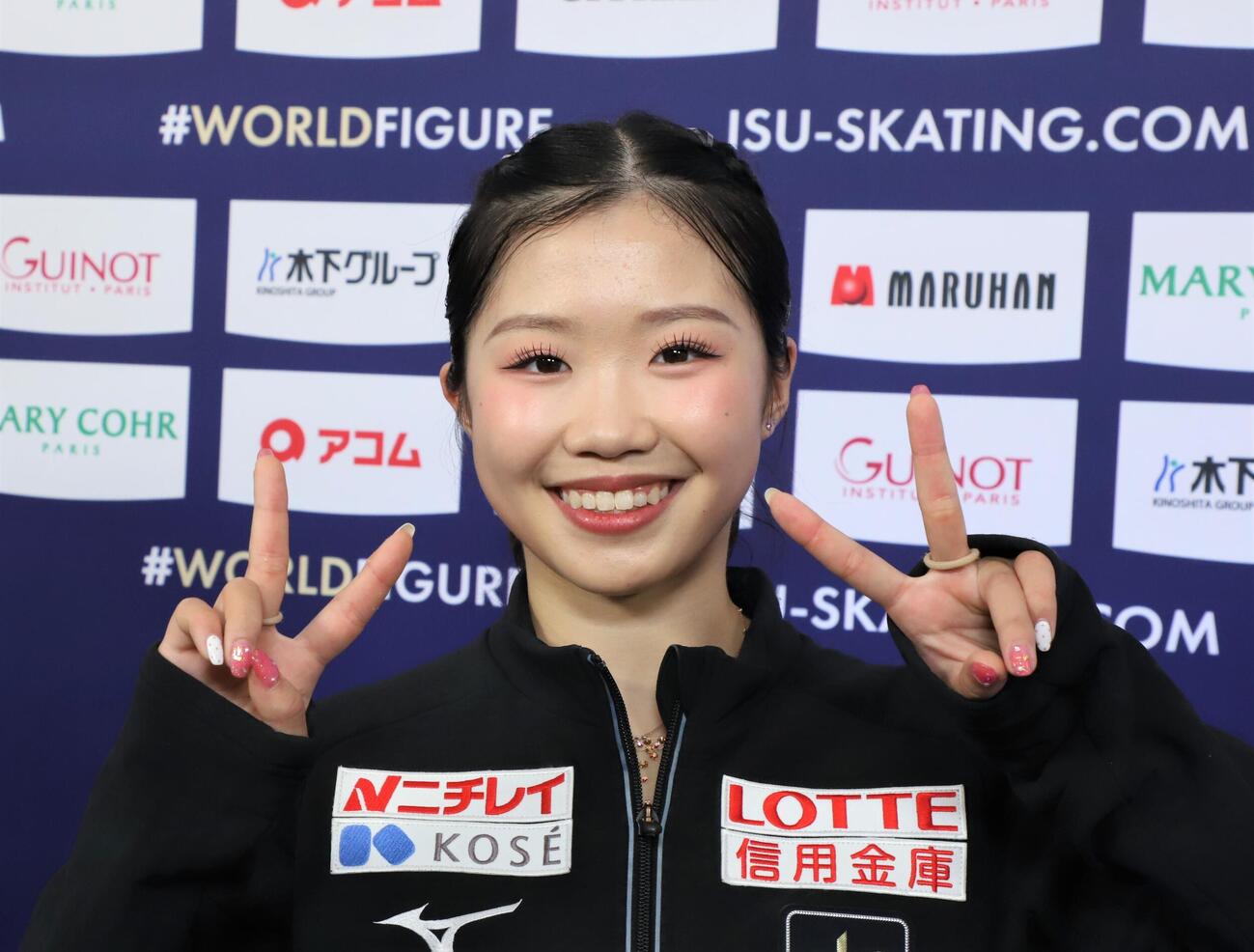 女子フリーの取材後に笑顔を見せる中井（撮影・藤塚大輔）
