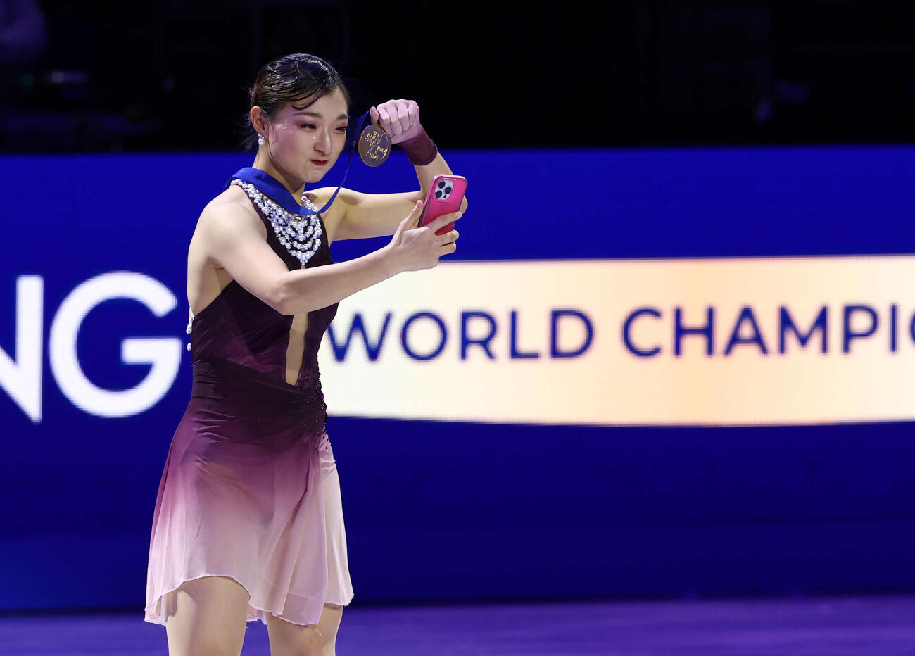 フィギュア世界選手権　今大会限りで現役引退の坂本花織は総合優勝を飾り、金メダルを手にスマートフォンで自撮りする（撮影・PNP）