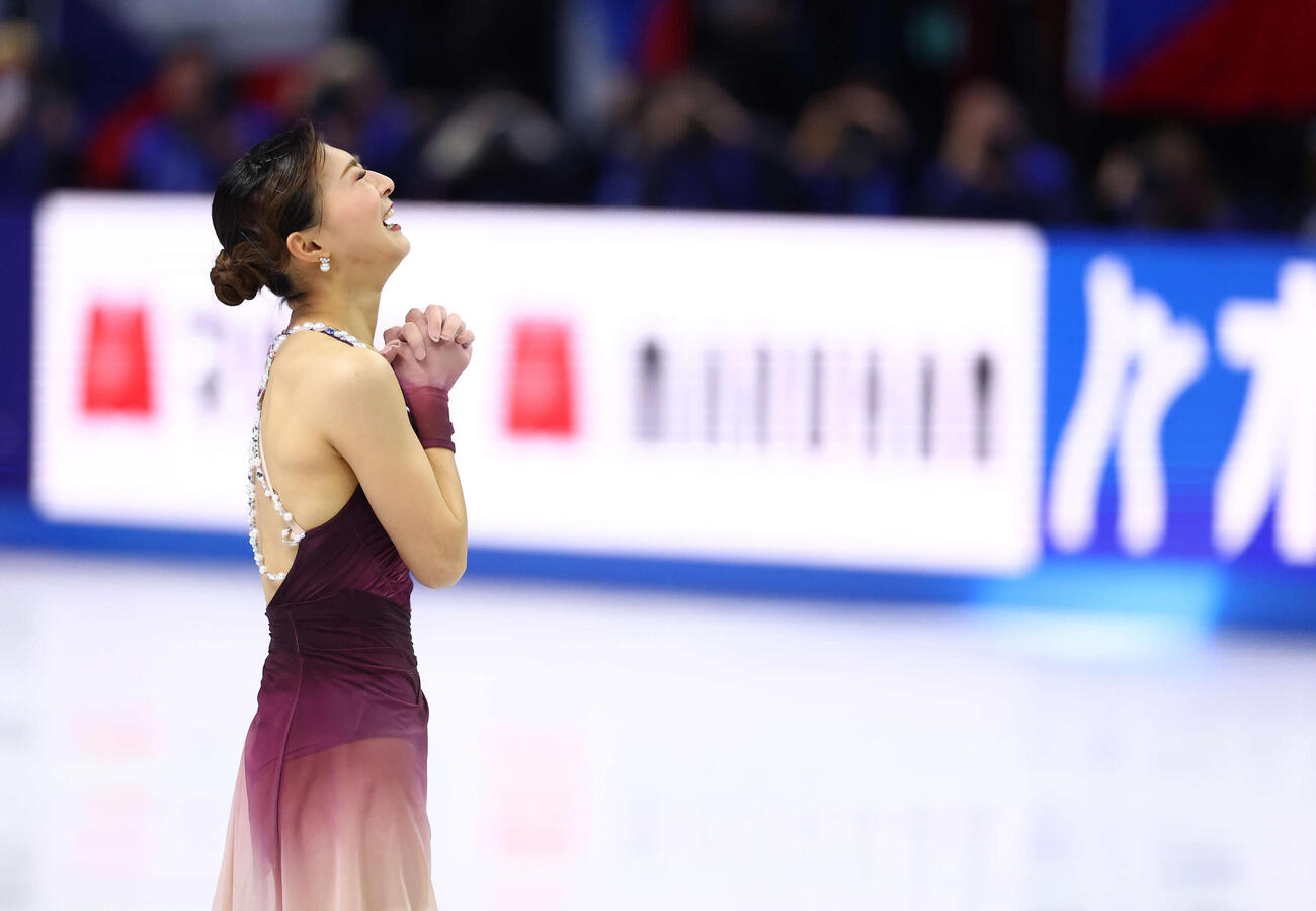 フィギュア世界選手権　今大会限りで現役引退の坂本花織は女子フリーの演技を終えると感極まり涙する（撮影・PNP）