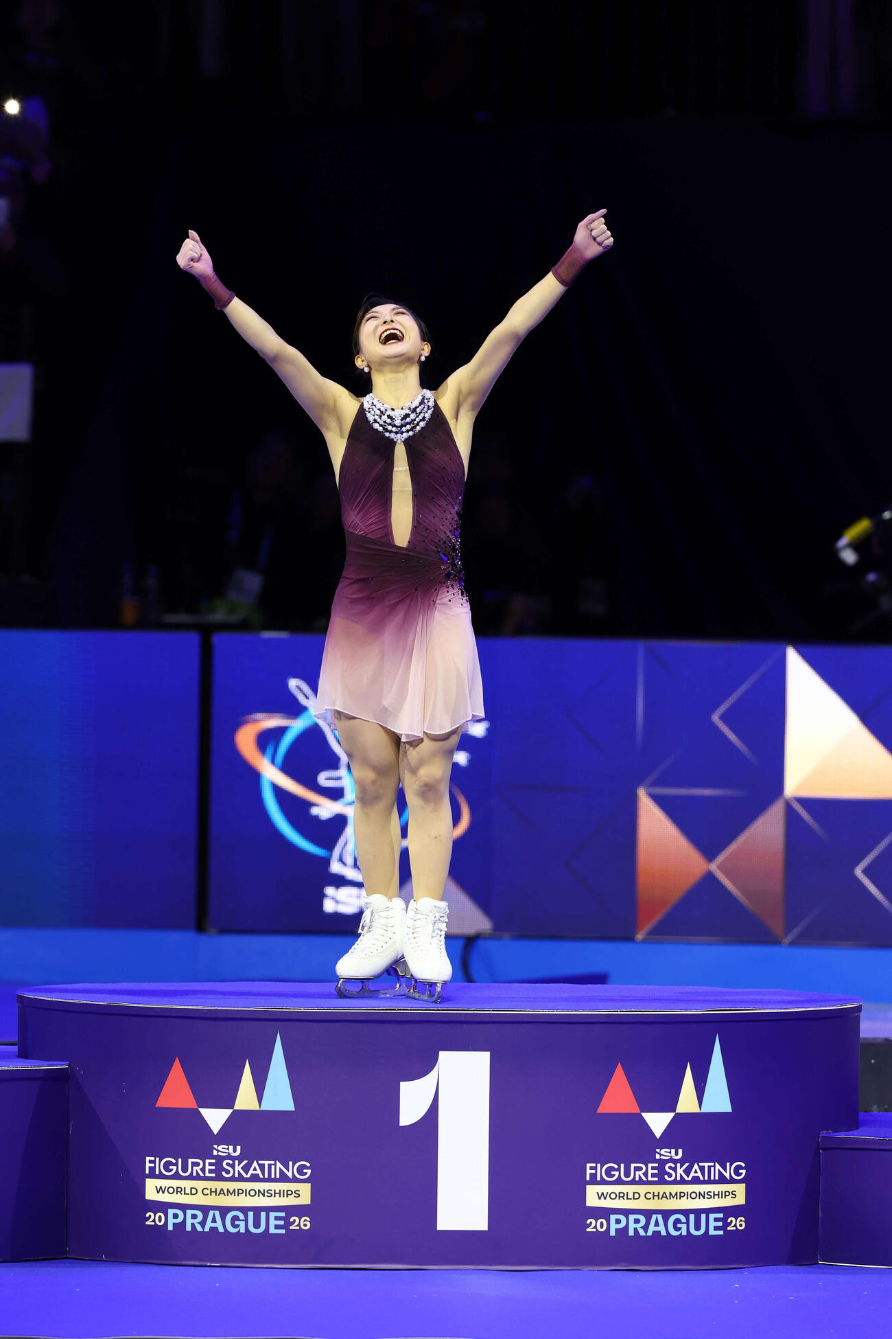 フィギュア世界選手権　今大会限りで現役引退の坂本花織は総合優勝を飾り、表彰台で歓喜の表情を浮かべる（撮影・PNP）