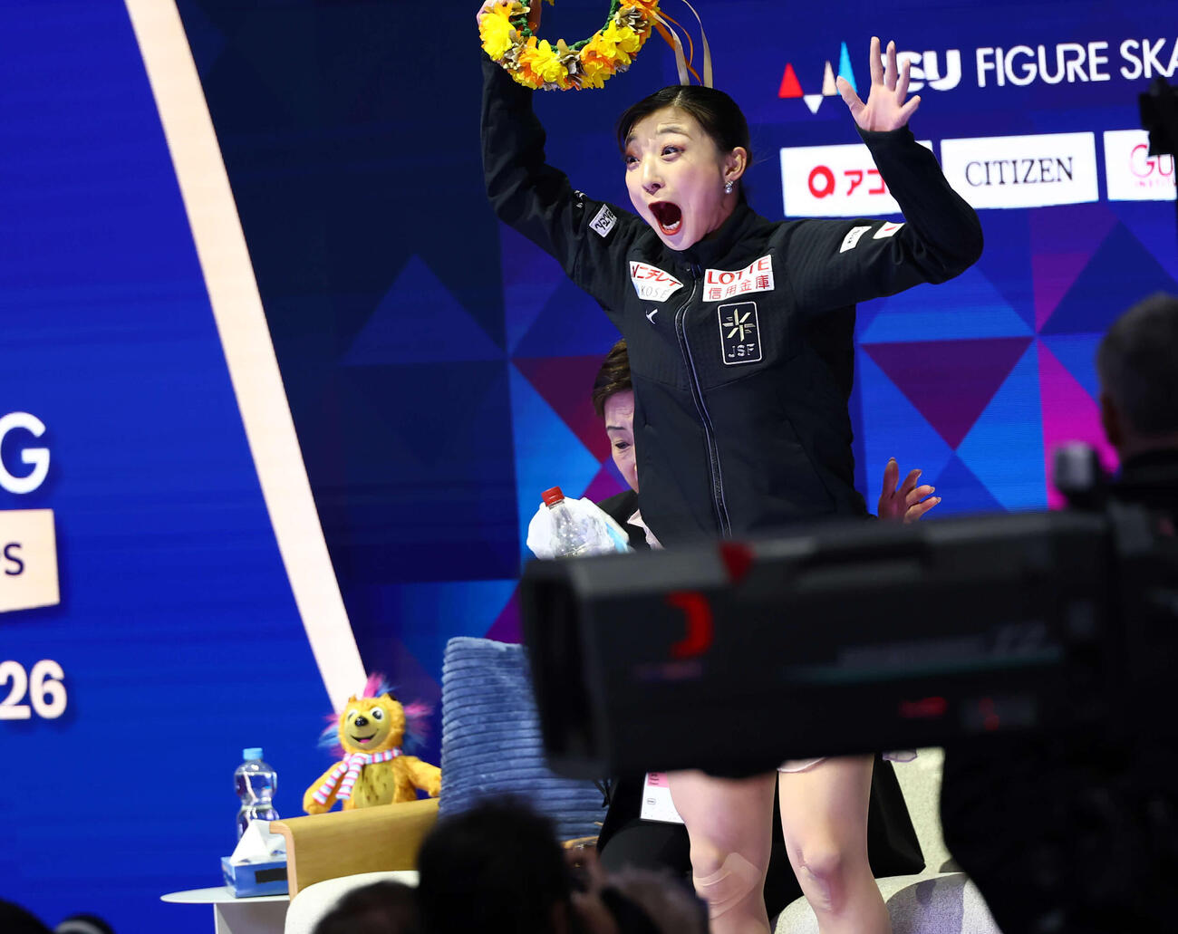 フィギュア世界選手権　今大会限りで現役引退の坂本花織はキスアンドクライでフリー演技の得点を確認し、驚きの表情を浮かべる（撮影・PNP）