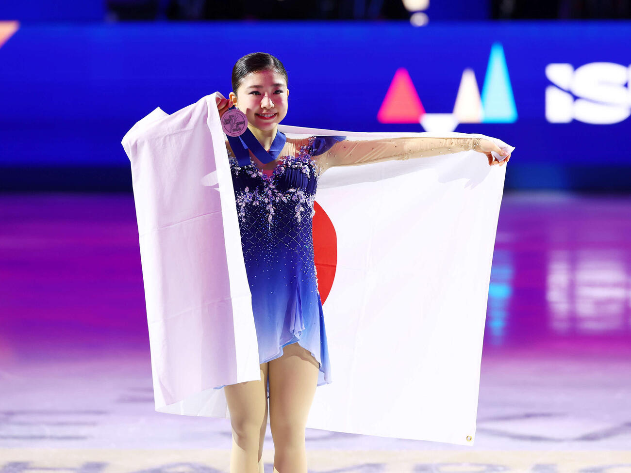 フィギュア世界選手権　2位の千葉百音は日の丸を背に銀メダルを披露する（撮影・PNP）
