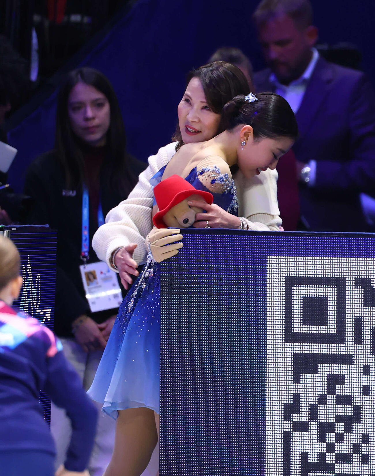フィギュア世界選手権　女子フリーの演技を終えた千葉百音（手前）は浜田美栄コーチに迎えられる（撮影・PNP）