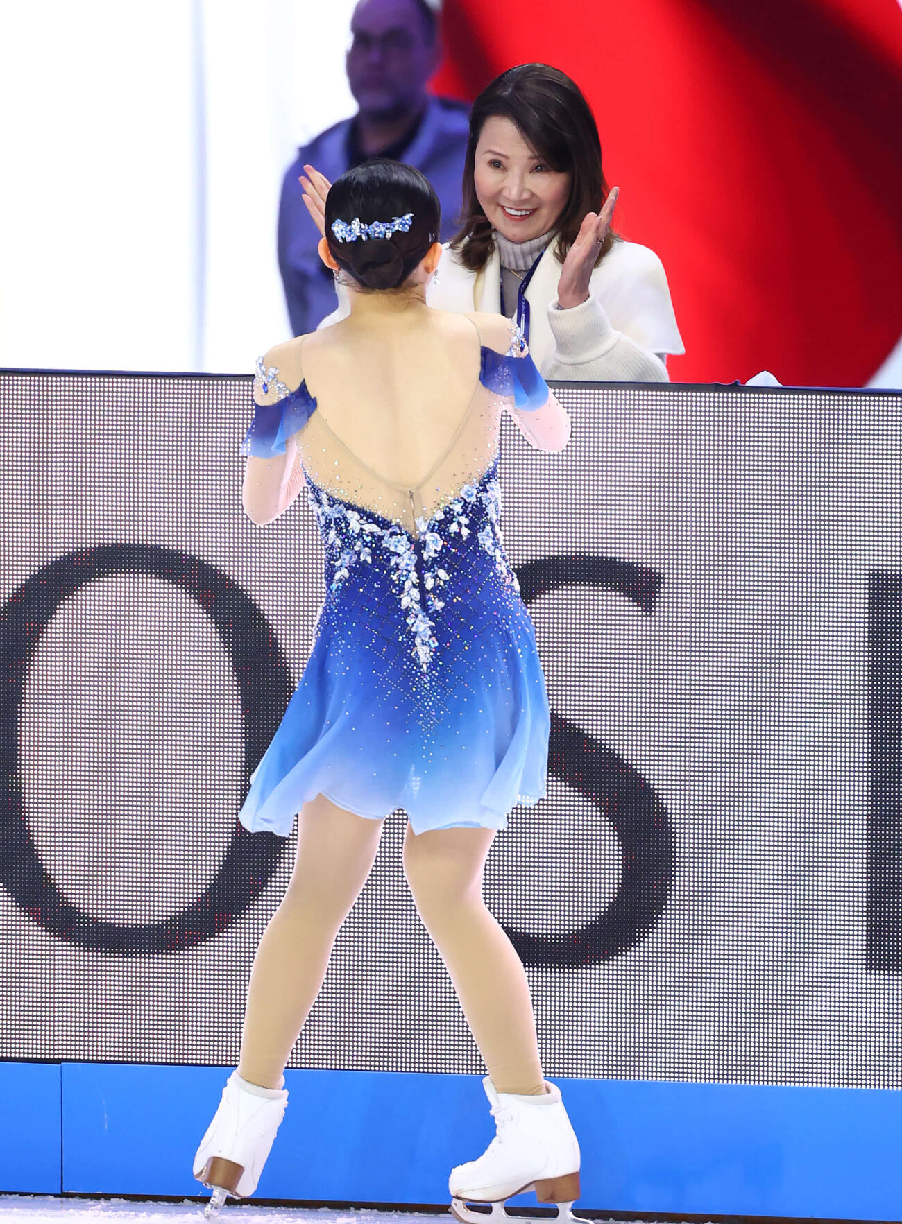フィギュア世界選手権　女子フリーの演技へ向かう千葉百音（手前）を笑顔で送り出す浜田美栄コーチ（撮影・PNP）