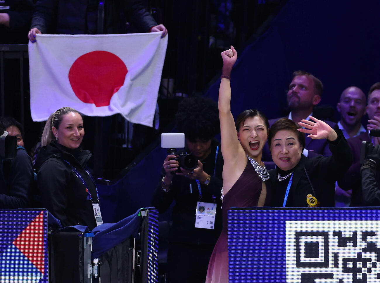 フィギュア世界選手権　今大会限りで現役引退の坂本花織（左）は女子フリーの演技を終え、中野園子コーチと喜ぶ（撮影・PNP）