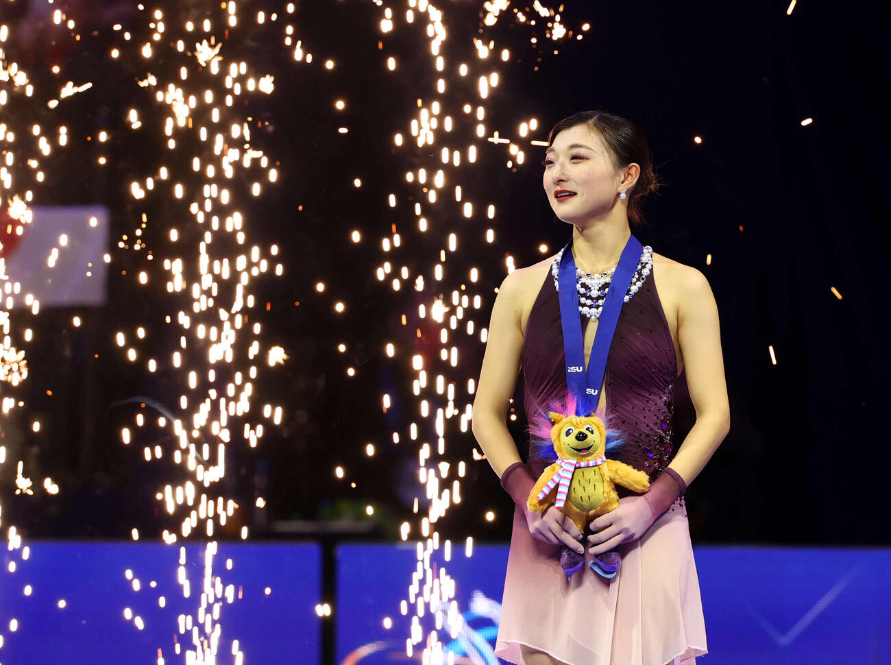 フィギュア世界選手権　今大会限りで現役引退の坂本花織は総合優勝を飾り、表彰台に上がる（撮影・PNP）