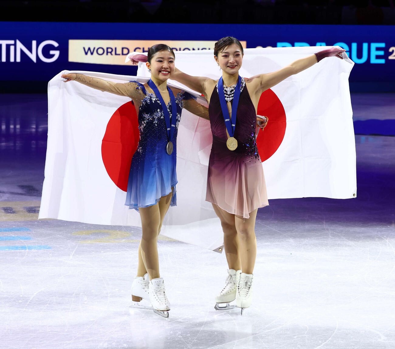 フィギュア世界選手権　今大会限りで現役引退の坂本花織（右）は総合優勝を飾り、2位の千葉百音と日の丸を掲げて記念撮影（撮影・PNP）