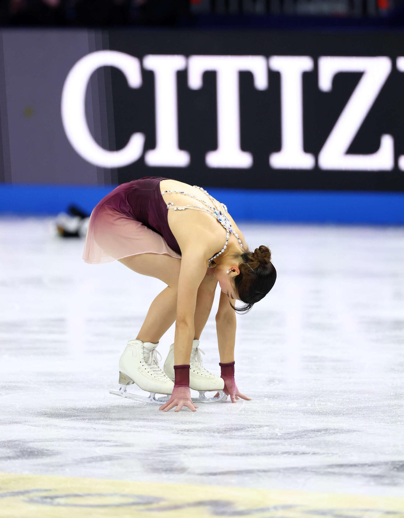 フィギュア世界選手権　今大会限りで現役引退の坂本花織は女子フリーの演技を終えるとリンクに手をつく（撮影・PNP）