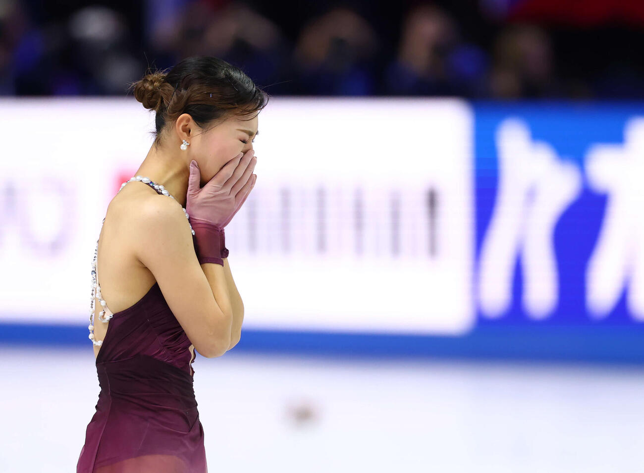 フィギュア世界選手権　今大会限りで現役引退の坂本花織は女子フリーの演技を終えると感極まり涙する（撮影・PNP）