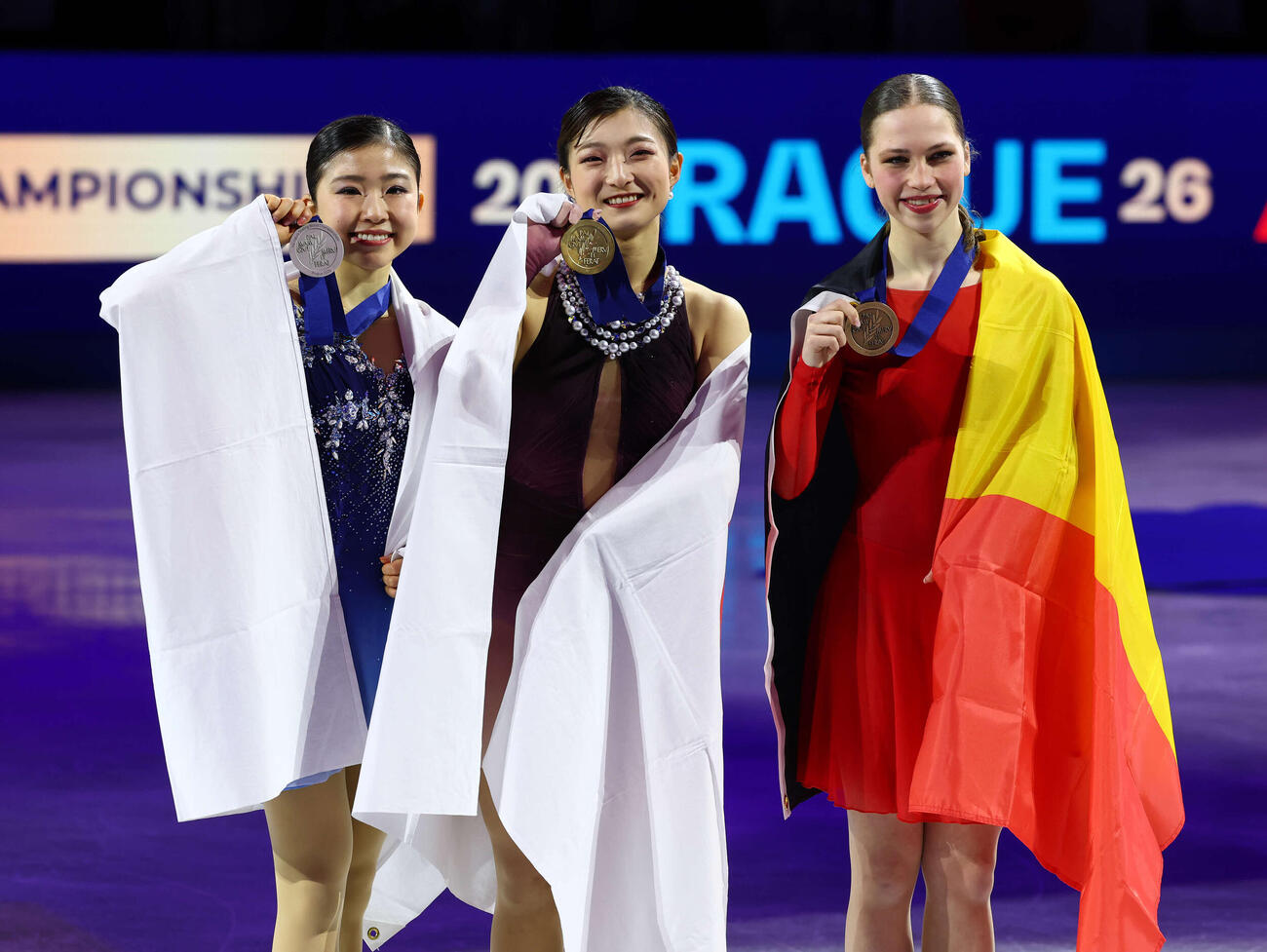 フィギュア世界選手権　今大会限りで現役引退の坂本花織（中央）は総合優勝を飾り、2位の千葉百音（左）、3位のニーナ・ピンザローネとメダルを手に記念撮影（撮影・PNP）