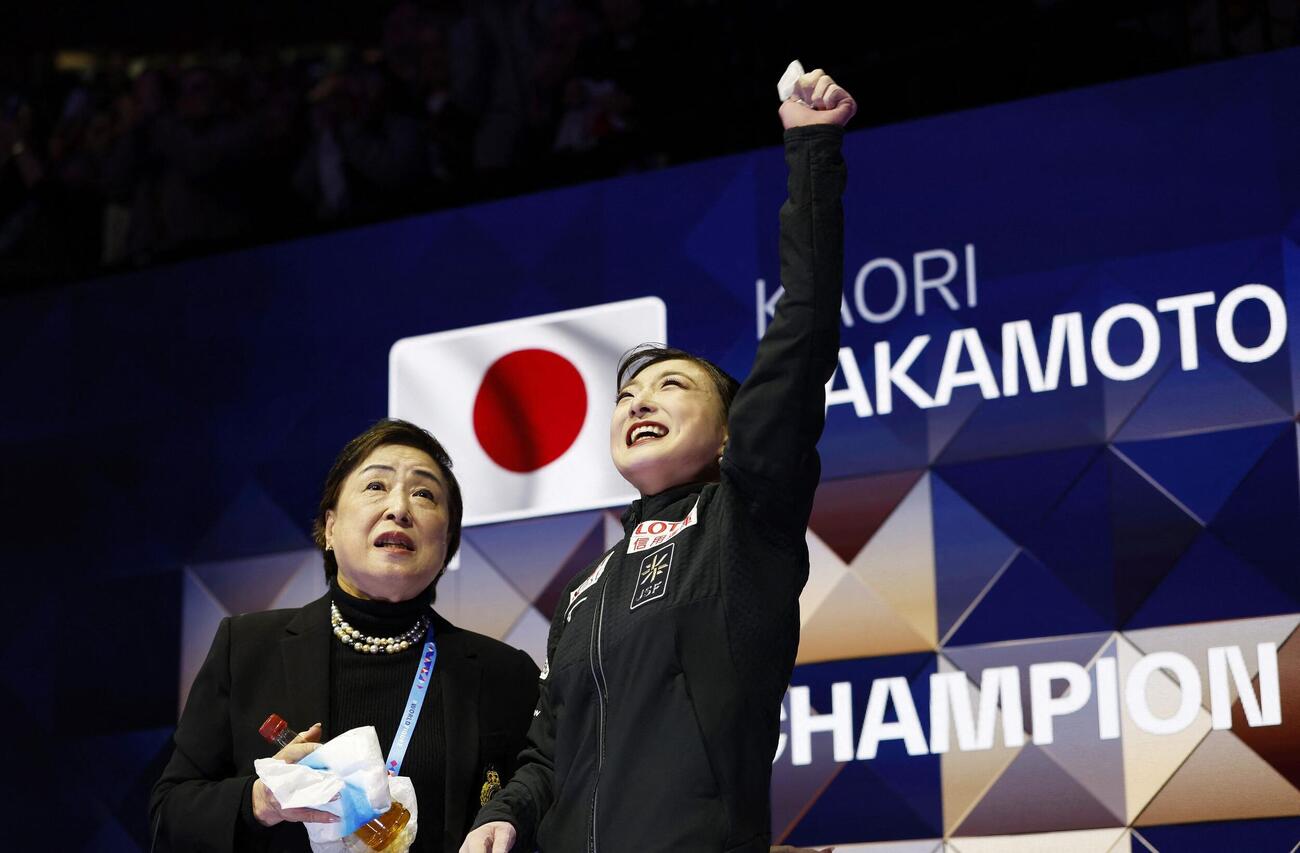 女子フリー　総合で優勝を飾り、喜ぶ坂本花織（右＝ロイター）