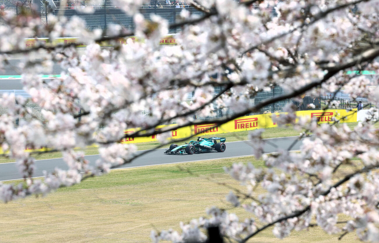 満開近い桜の下を、栃木県さくら市で作ったホンダPUを搭載したアストンマーティンホンダが駆け抜ける（撮影・宮崎幸一）