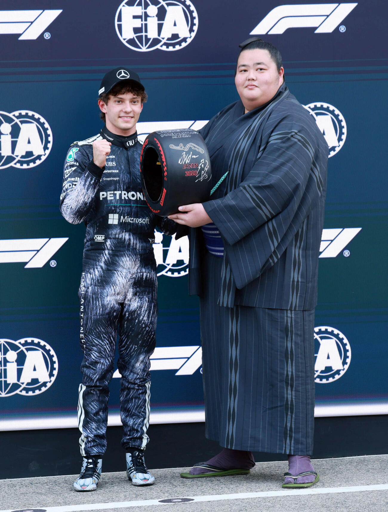 ポールポジションを獲得したメルセデスのアントネッリ（左）にピレリ・ポールポジション・アワードのタイヤ型トロフィーを授与した大関琴桜（撮影・宮崎幸一）