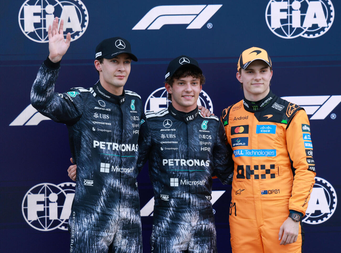 ポールポジションを獲得したメルセデスのアントネッリ（中央）と2位の同ラッセル（左）。右は3位のマクラーレンのピアストリ（撮影・宮崎幸一）