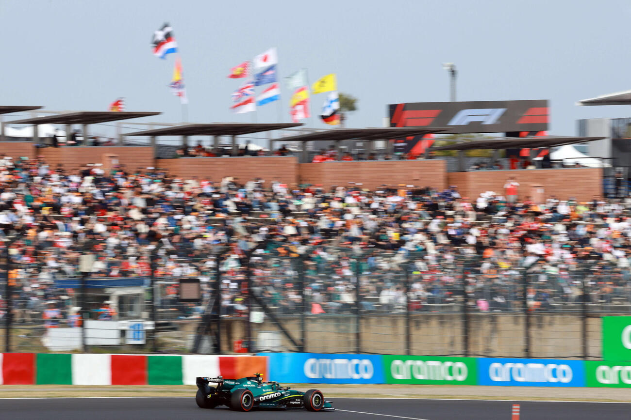 Q1敗退で予選21番手となったアストンマーティンホンダのアロンソは、満員の最終コーナースタンドをバックにコントロールラインを目指す（撮影・宮崎幸一）