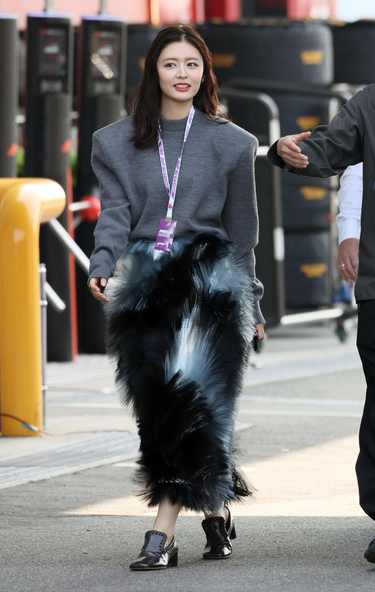 鈴鹿サーキットのパドックに姿を見せた女優・モデルの古畑星夏（撮影・宮崎幸一）